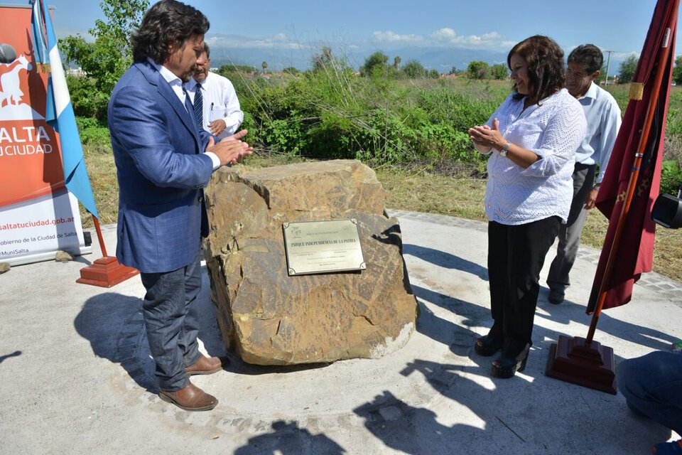 Sáenz y Vega, con la piedra fundamental del parque frustrado (Fuente: Municipalidad de Salta)