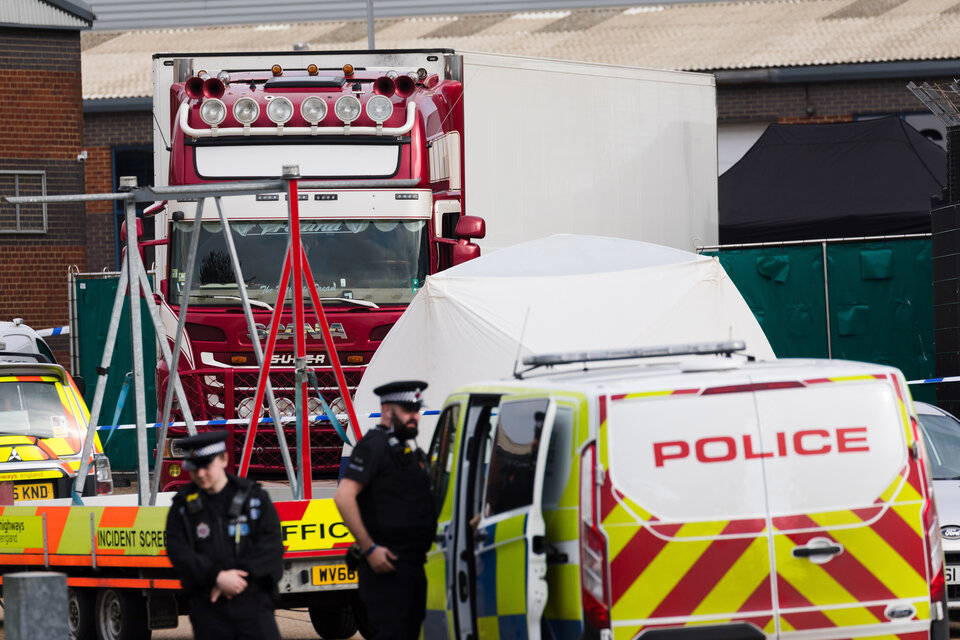Policías vigilan el camión tras el hallazgo macabro en Essex. (Fuente: EFE)