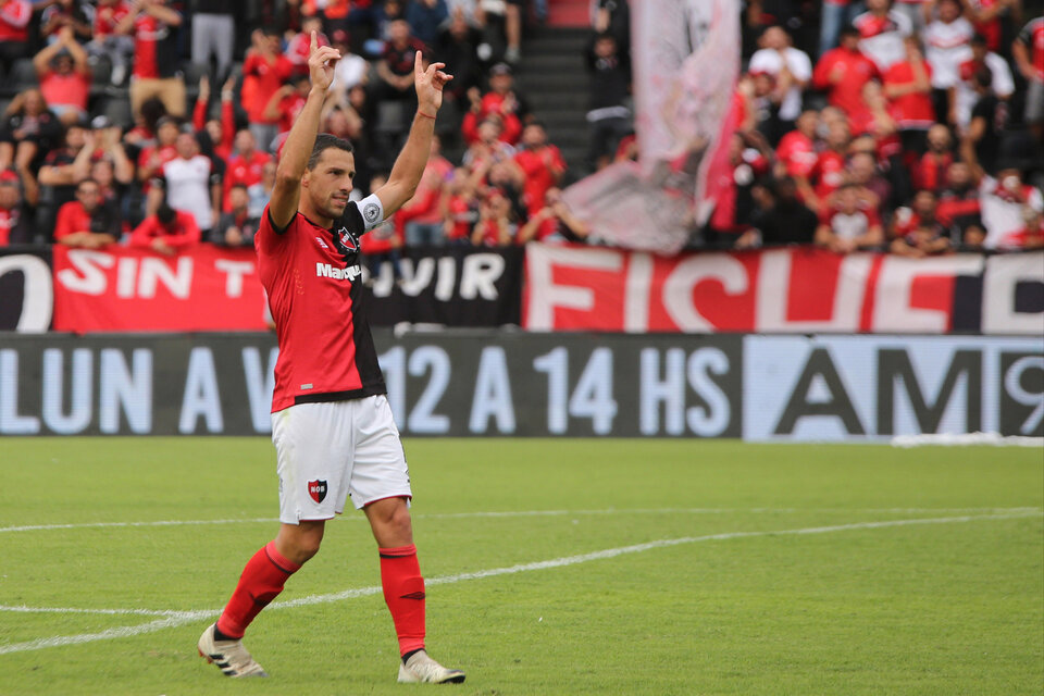 Maxi Rodríguez quiere abrazar a su ídolo Maradona. (Fuente: Fotobaires)