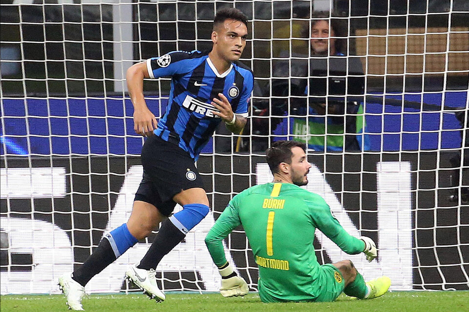 Lautaro Martínez se dirige a festejar el 1-0 de Inter ante Borussia. (Fuente: EFE)