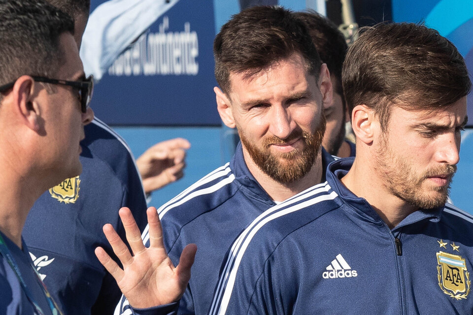 Messi saluda bajo el sol de Río. (Fuente: EFE)