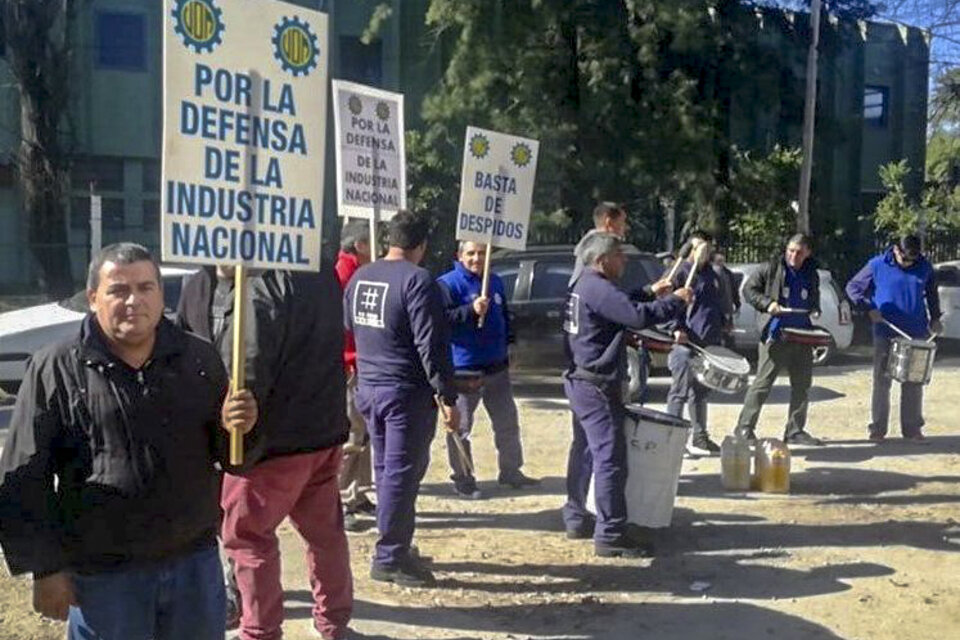 Trabajadores de la industria automotor reclaman por despidos en el sector. (Fuente: NA)