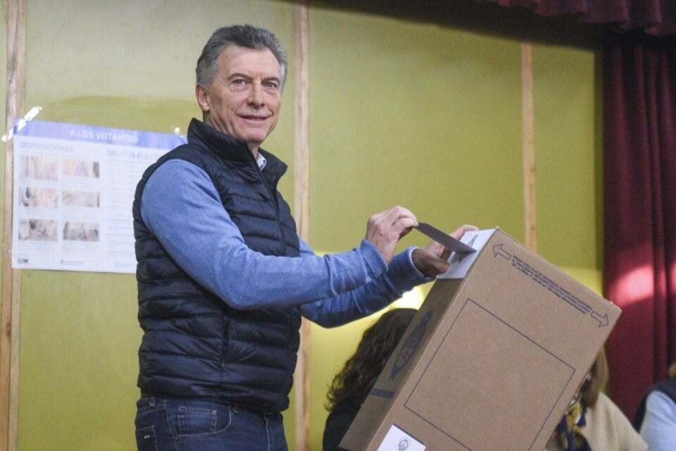 El Presidente mete su voto en las PASO del 11 de agosto.  (Fuente: Noticias Argentinas)