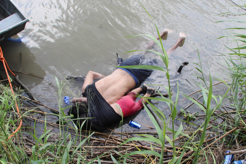 La foto que conmueve al mundo: padre e hija murieron al intentar cruzar un río (Fuente: EFE)