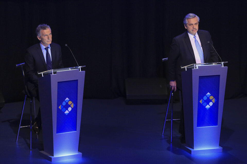 Mauricio Macri y Alberto Fernández durante el debate presidencial en la UBA. (Fuente: NA)