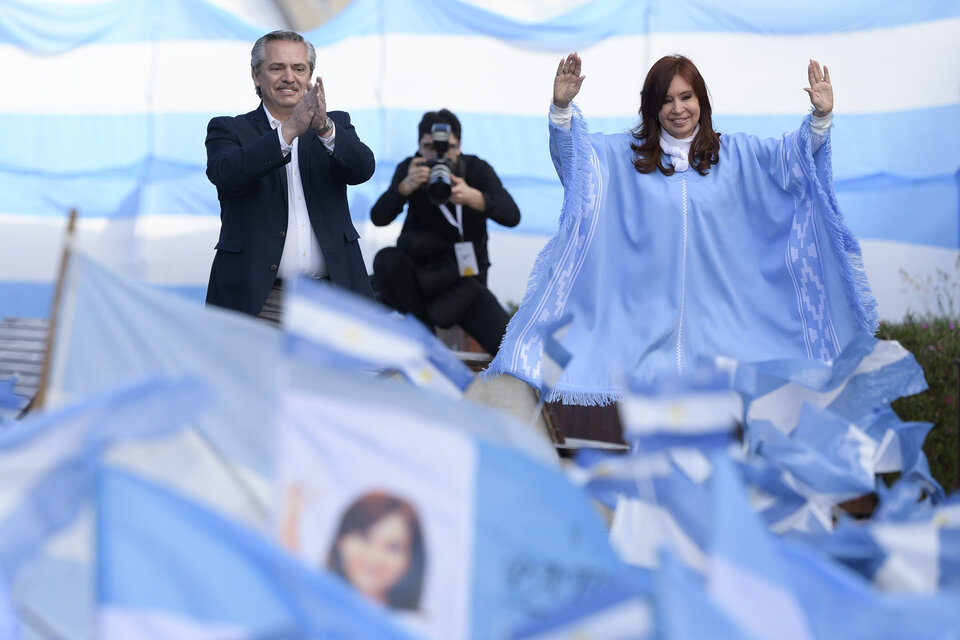 Alberto Fernández y Cristina Kirchner cerraron ante una multitud en la rambla marplatense. (Fuente: AFP)