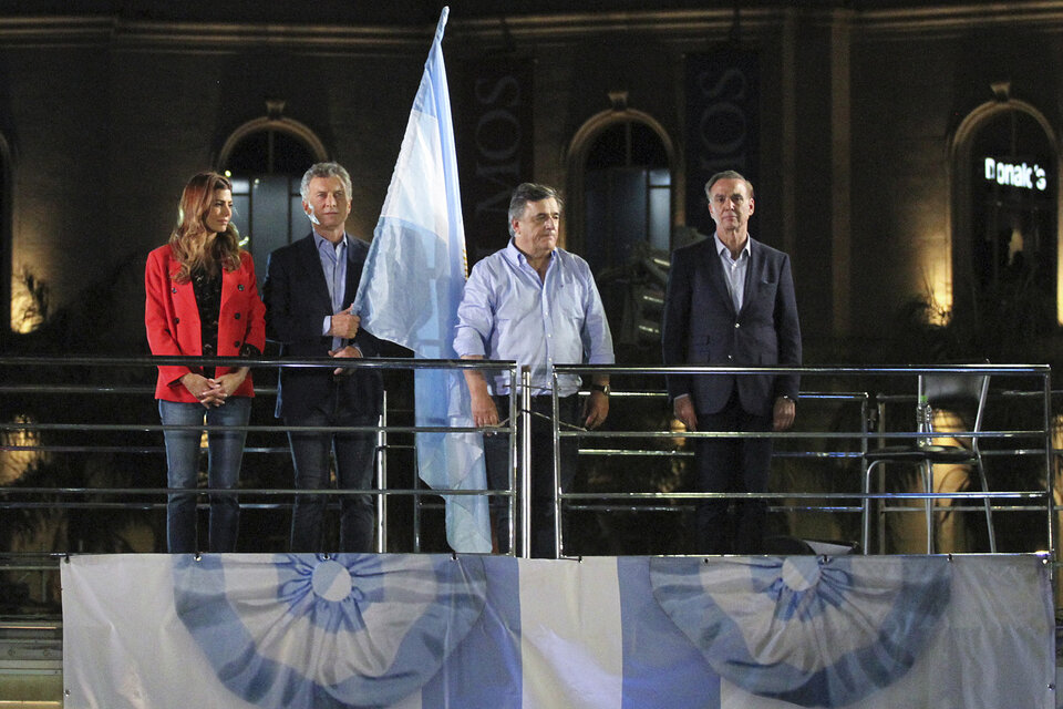 Mauricio Macri cerró su campaña electoral junto a Juliana Awada, Mario Negri y Miguel Pichetto. (Fuente: NA)