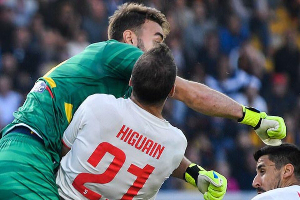 El momento en que Higuaín se come el golpe de Gabriel. (Fuente: AFP)