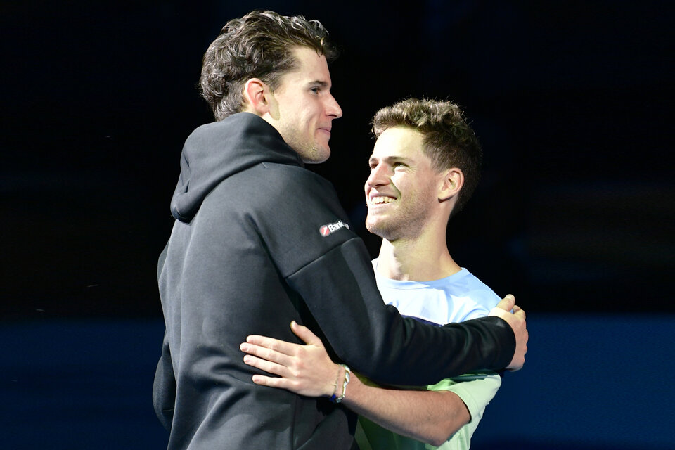 El festejo de dos amigos: Schwartzman saluda a Thiem pese a la derrota. (Fuente: AFP)