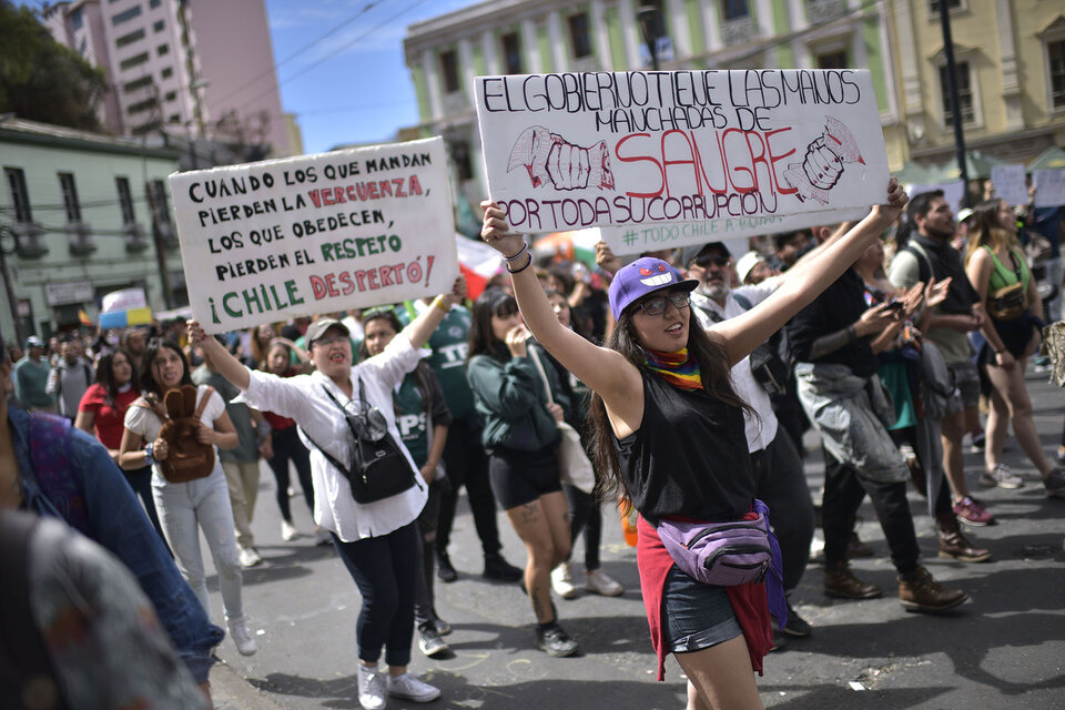 Manifestantes protestan en Valparaíso el mismo día en que Piñera levanta el estado de emergencia. (Fuente: AFP)