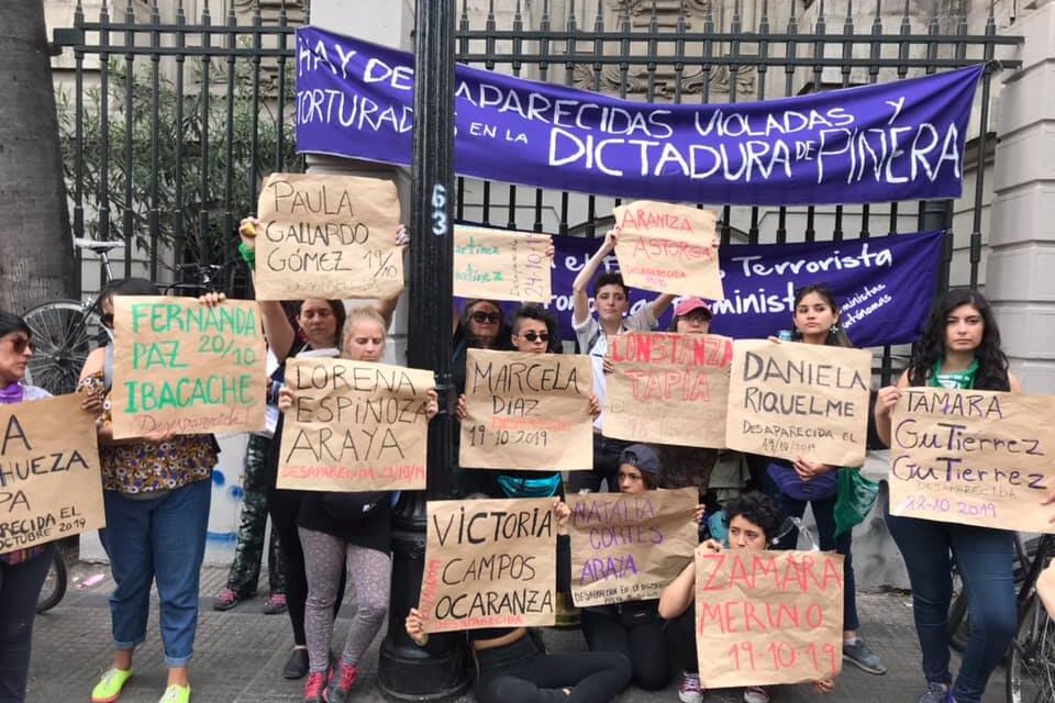 Familiares de las mujeres desaparecidas durante la represión de Piñera exigieron su aparición con vida. De las 13, diez ya aparecieron, algunas en estado de shock (Fuente: Facebook Feministas Autónomas)