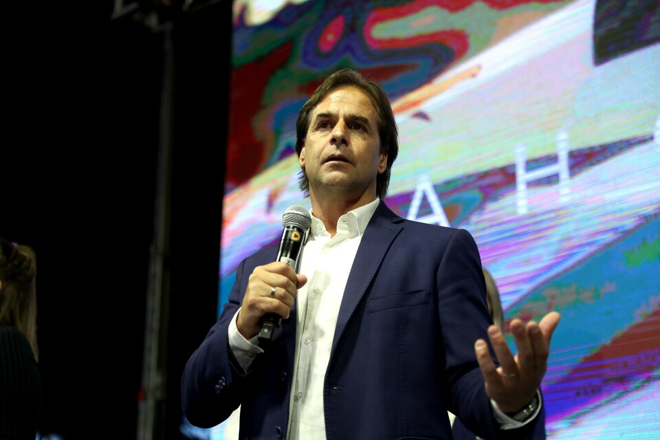 Luis Lacalle Pou, del Partido Nacional, enfrentará en el ballottage a Daniel Martínez, del Frente Amplio. (Fuente: EFE)