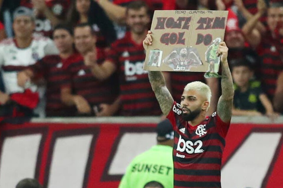 Gabigol y la acción en cuestión durante el partido entre Flamengo y Gremio. (Fuente: AFP)
