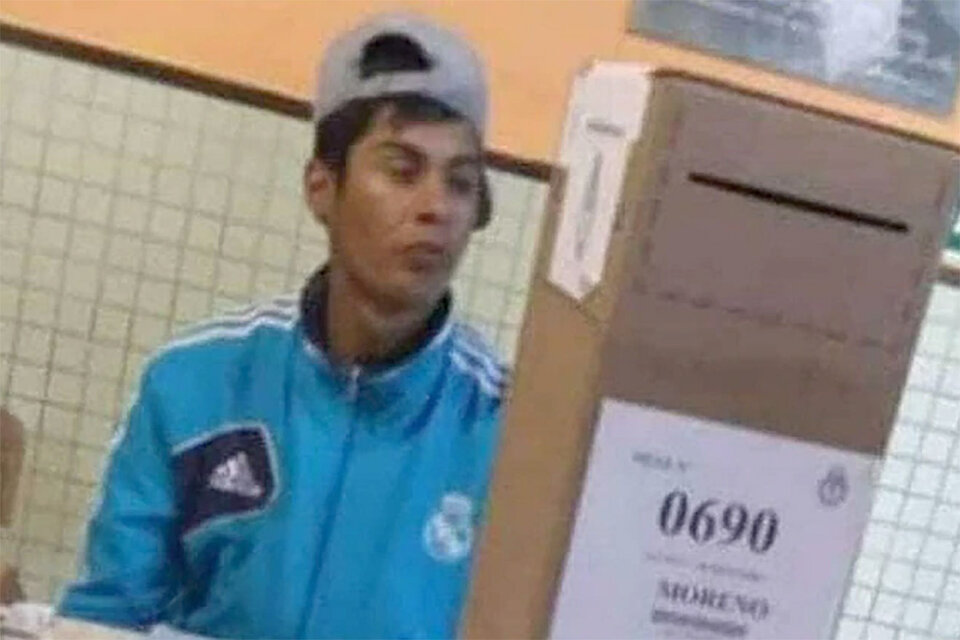 Braian como autoridad de mesa el domingo de elecciones.