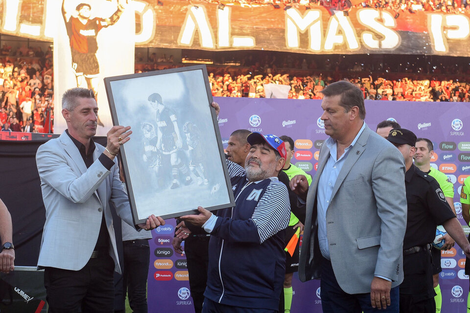 Diego recibió una plaqueta con su imagen. (Fuente: Télam)