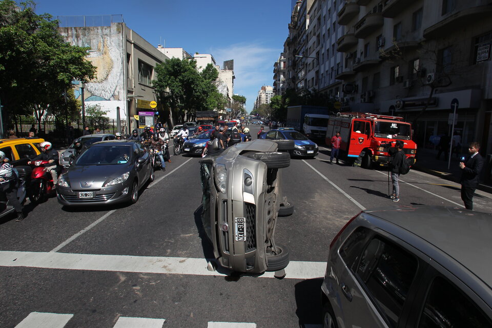 El Palio, volcado sobre las líneas blancas de Belgrano. (Fuente: Bernardino Avila)