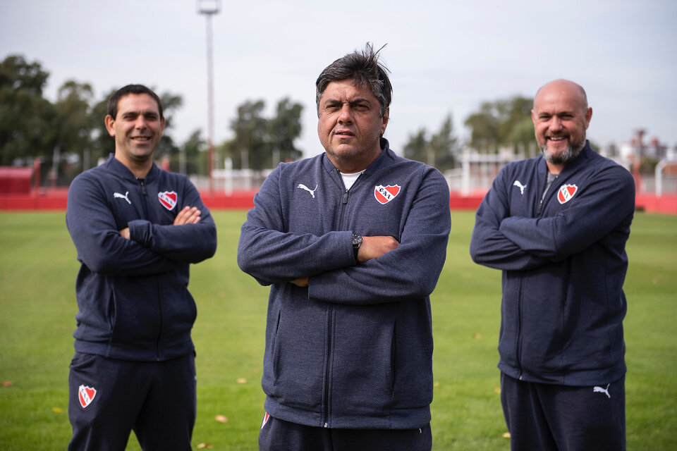 El cuerpo técnico de Independiente, con el DT interino Fernando Berón (centro). (Fuente: Prensa Independiente)