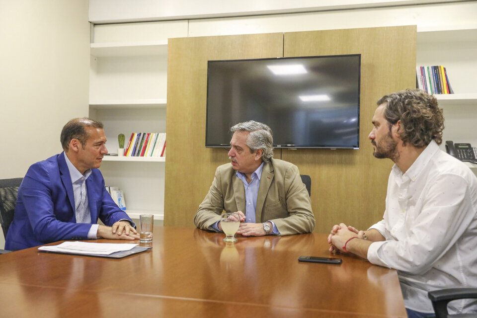 Alberto Fernánde recibió, junto a Santiago Cafiero, al gobernador de Neuquén Omar Gutiérrez (Fuente: NA)