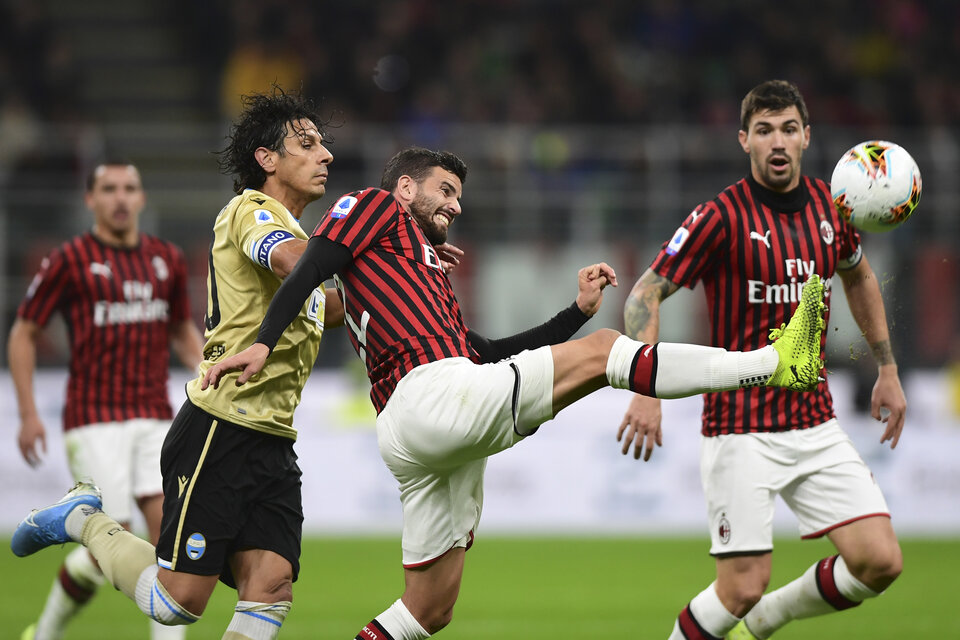 Musacchio pelea la pelota. Ganó el Milan. (Fuente: AFP)