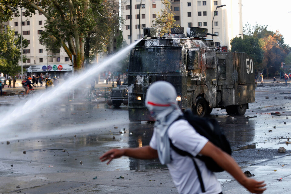 La represión continuó en las calles de la capital chilena.