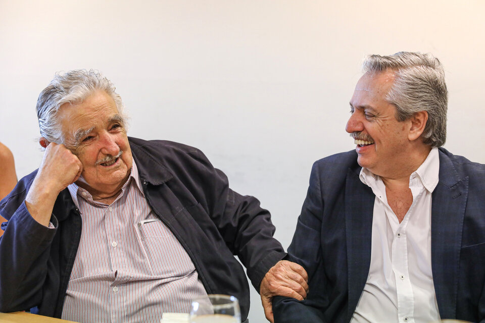 Pepe Mujica junto al presidente electo Alberto Fernández. (Fuente: NA)