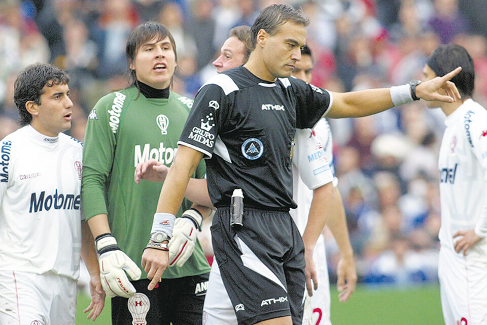 Carlos Araujo y Gastón Monzón recriminan a Gabriel Brazenas su arbitraje. 