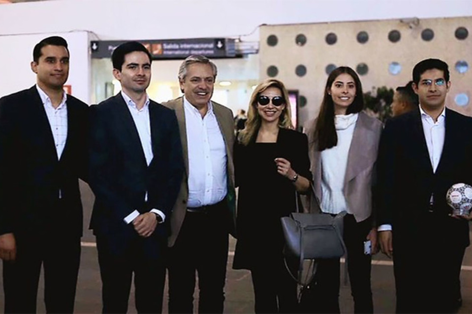 Fernández, a su llegada al aeropuerto del DF.