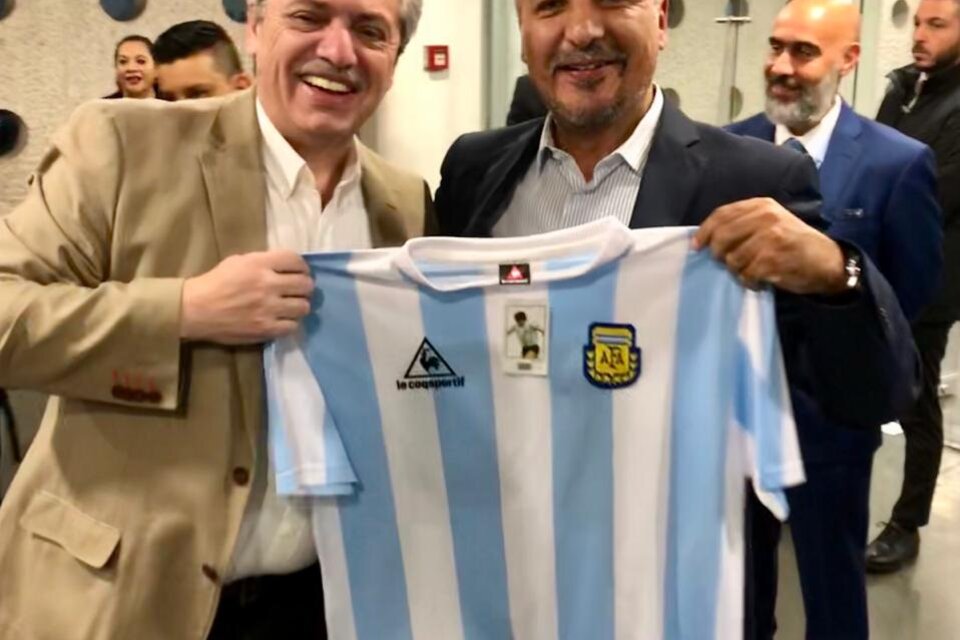 Alberto Fernández, Maximiliano Reyes y la camiseta de regalo. (Fuente: Télam)
