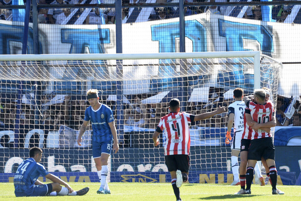 Mateo Retegui y Gastón Fernández se funden en un abrazo, luego del gol. (Fuente: Fotobaires)