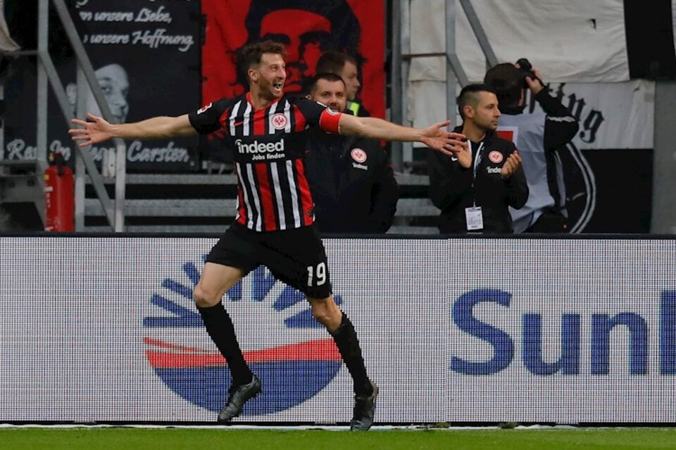 El argentino Abraham celebra su gol en la histórica goleada.  (Fuente: EFE)