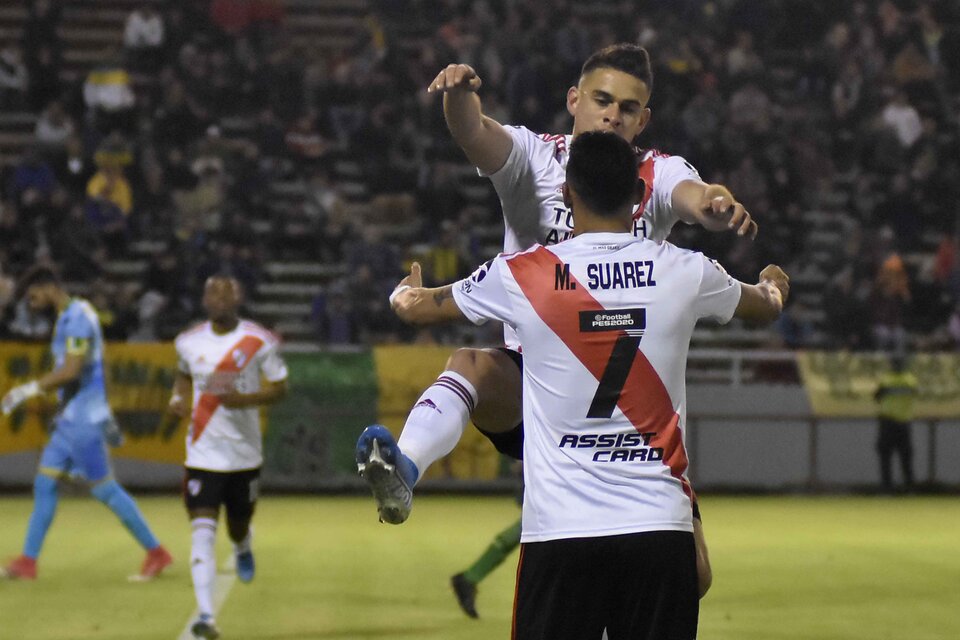 Borré abraza a Suárez mientras se acerca De La Cruz tras marcar el 1-0. (Fuente: NA)