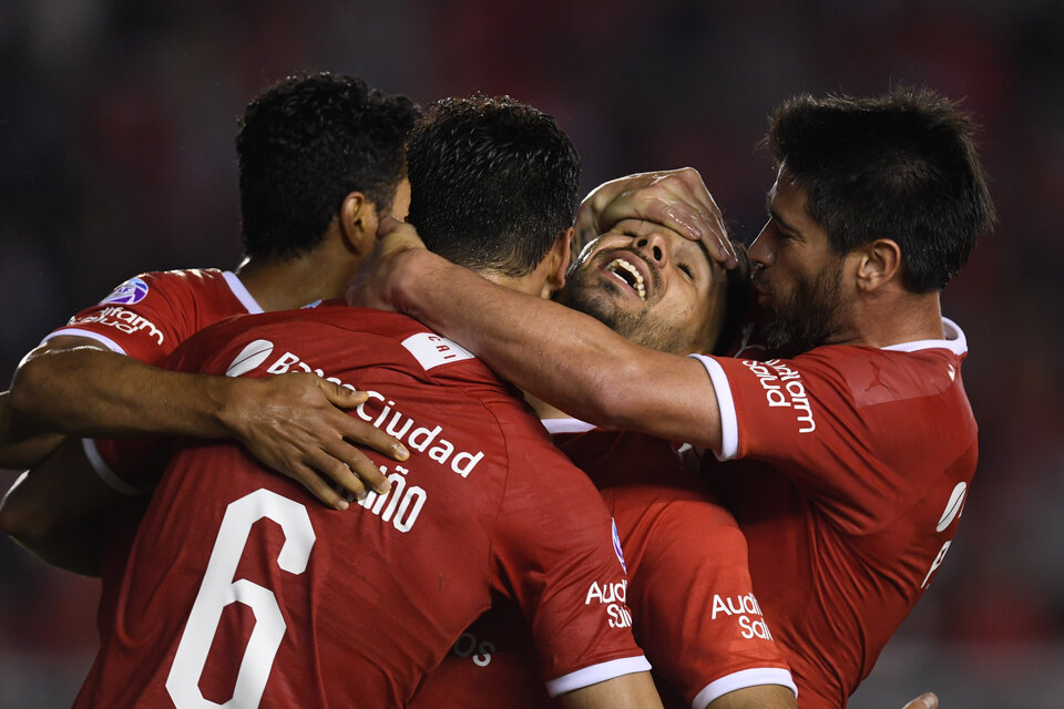 Los jugadores de Independiente abrazan a su goleador Romero. (Fuente: Télam)