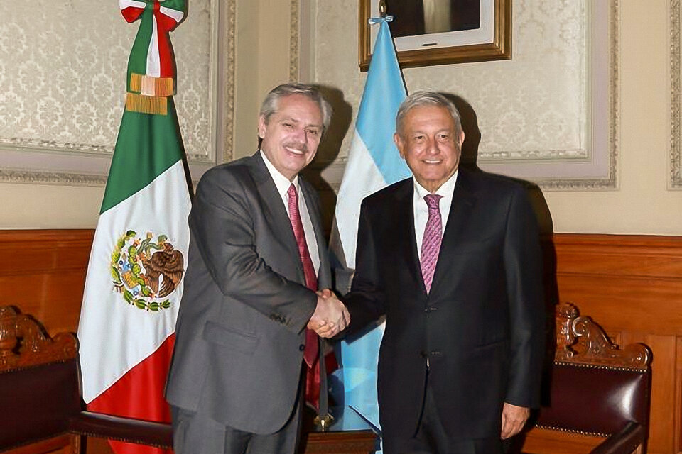Alberto Fernández fue recibido en el ingreso del Palacio Nacional por el subsecretario Reyez Zúñiga.