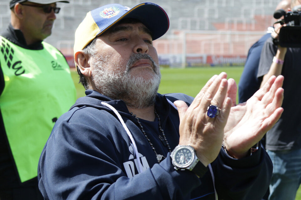 Diego Maradona, DT de Gimnasia y Esgrima La Plata. (Fuente: Fotobaires)