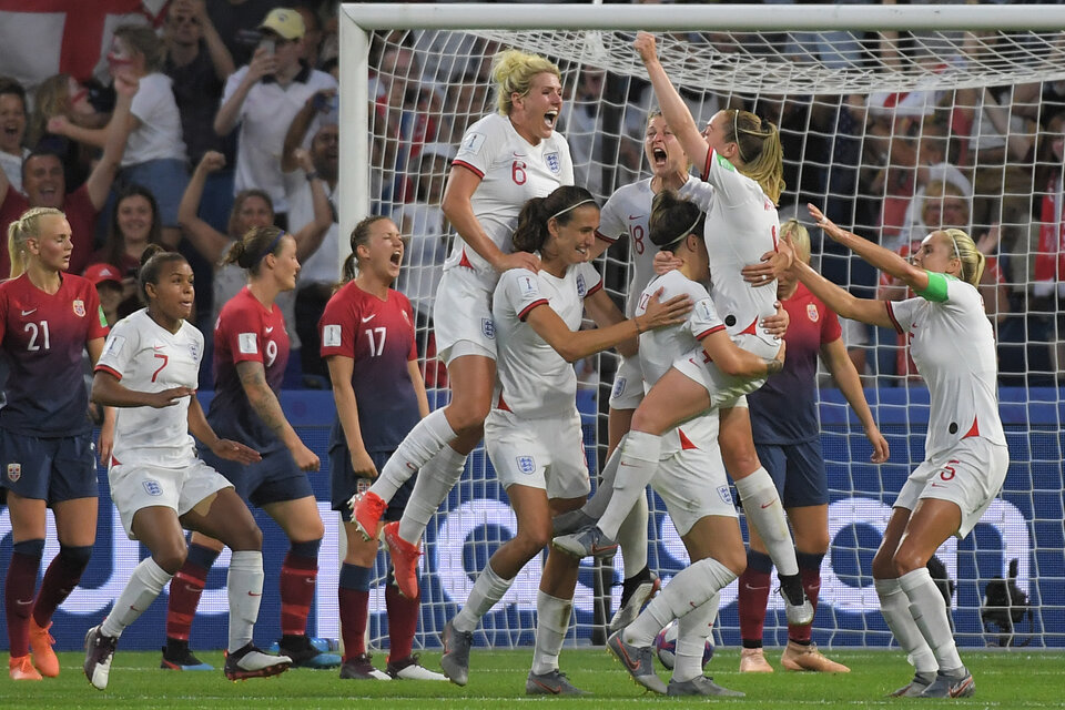 Las jugadores inglesas festeja su pasaje a semifinales.  (Fuente: AFP)