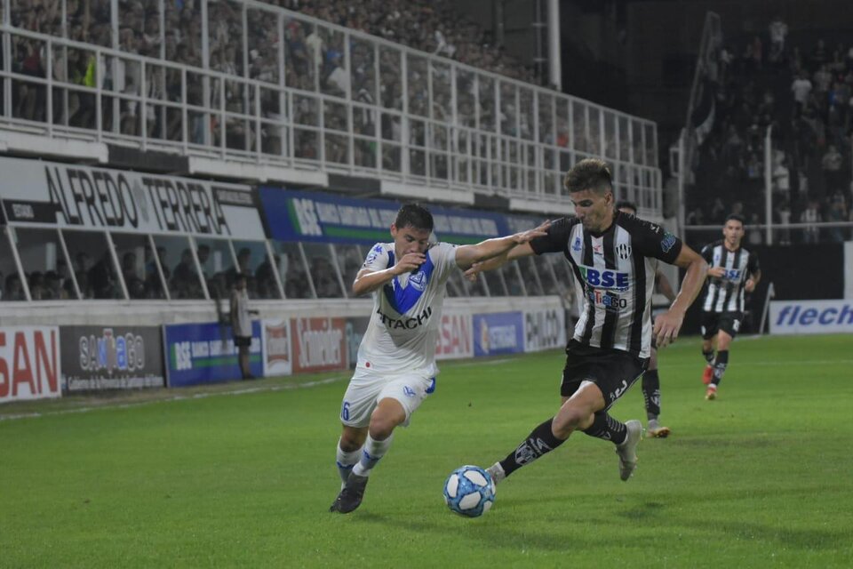 Robertone escapa de la marca de Nani. El Ferroviario y el Fortín igualaron 0-0. (Fuente: Prensa Vélez)