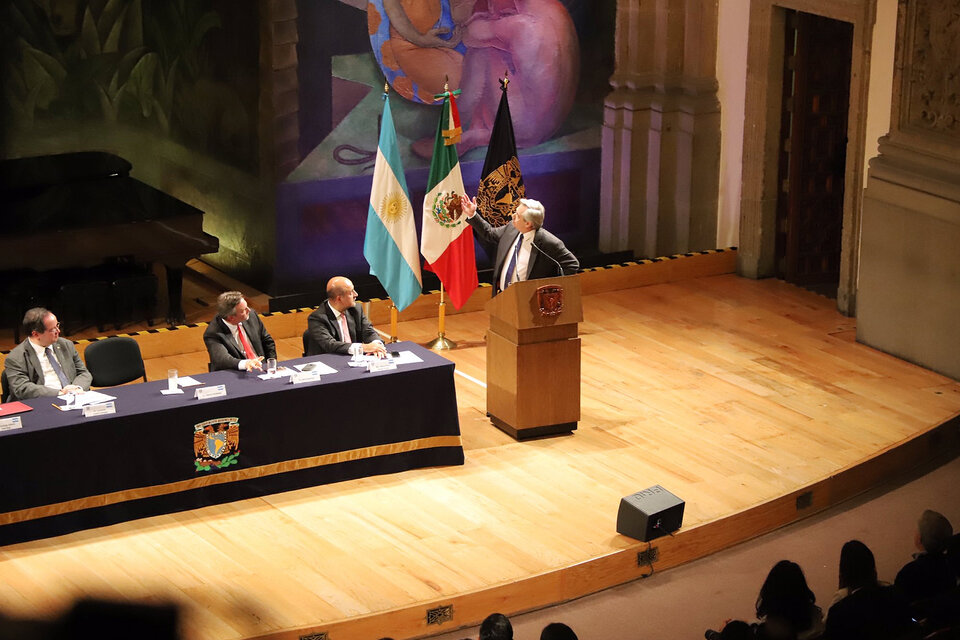 El presidente electo Alberto Fernández frente a estudiantes de la UNAM.