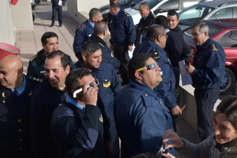 Policías de distintos departamentos de San Juan se capacitaron para ver el eclipse y "poder cuidar a la ciudadanía". (Fuente: Servicio informativo Gobierno de San Juan)