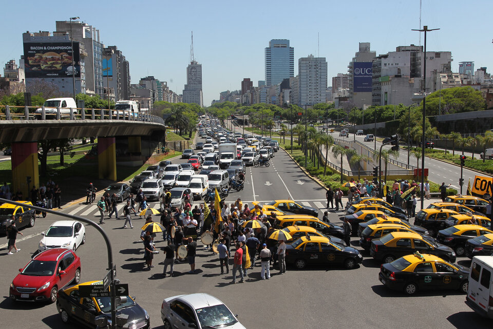 Los taxistas volvieron a protestar con cortes de calles (Fuente: Bernardino Avila)