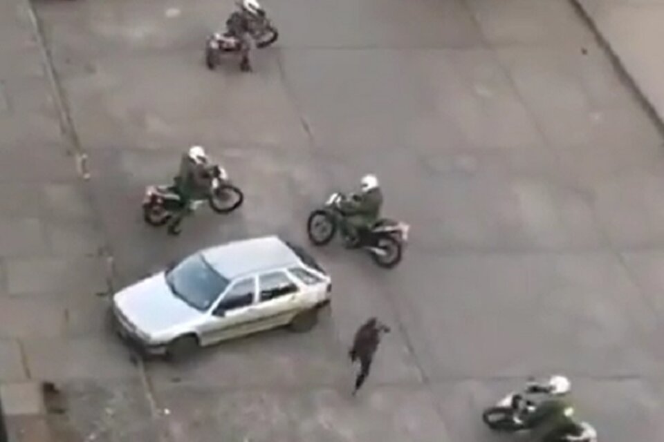 Un momento del hombre rodeado por carabineros en moto: pudo escapar. (Fuente: Captura de pantalla)