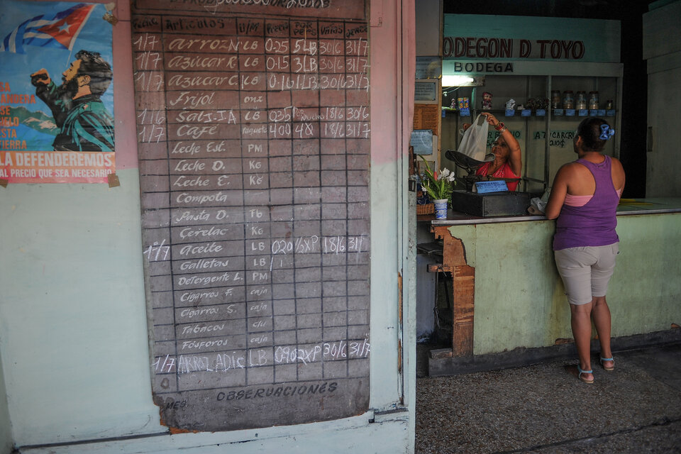 En este local de La Habana se ve la lista de productos de racionamiento.   (Fuente: AFP)