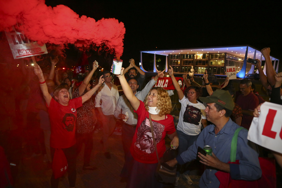 El grito "Lula Libre!" se escuchó de boca de los militantes concentrados frente al Palacio de Justicia.