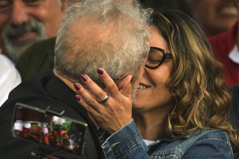 Lula besó a su novia Rosángela, con la que prometió casarse. (Fuente: AFP)