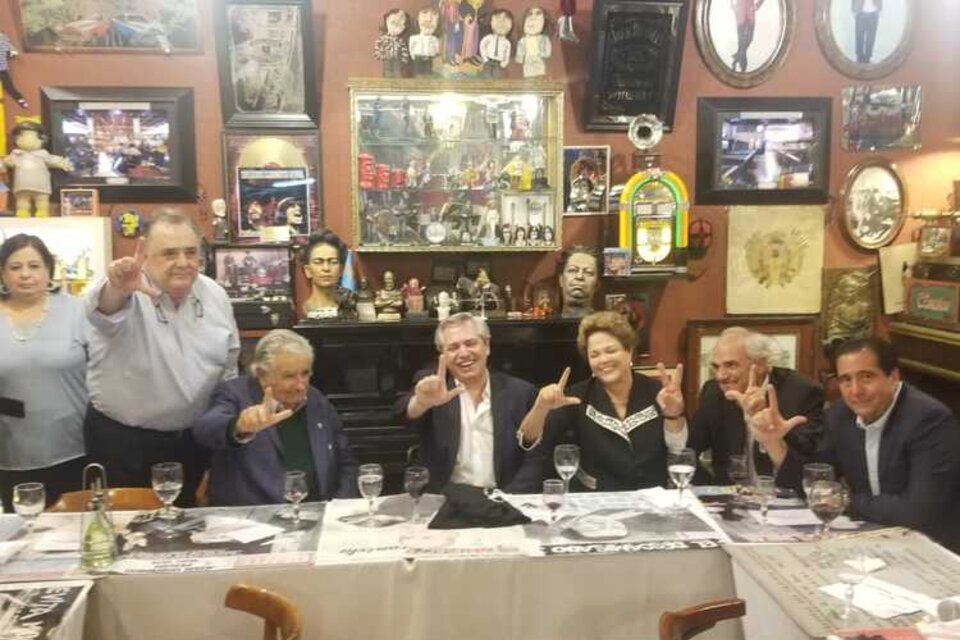 Fernández, junto a Mujica, Roussef y Samper, con el gesto por la libertad de Lula. 