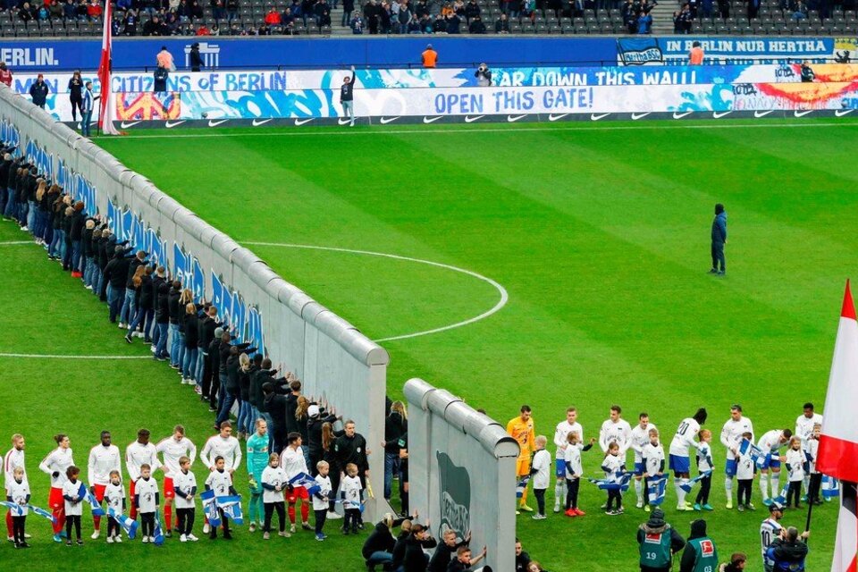 El Leipzig de un lado, el Hertha del otro. Minutos después derribaron el muro. (Fuente: AFP)