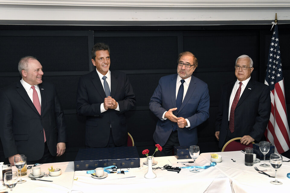 Sergio Massa y Jorge Argüello en el encuentro con el embajador Edward Prado y los congresales.