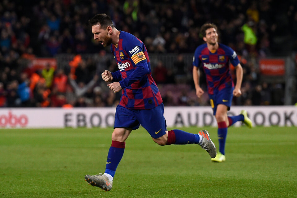 Messi hizo dos goles de tiro libre casi calcados. Lleva cuatro en el torneo. (Fuente: AFP)