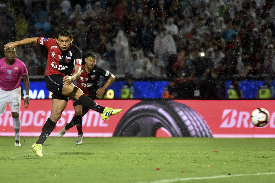 La Pulga Rodríguez malogró el penal para Colón en un partido muy complicado para los santafesinos. (Fuente: AFP)