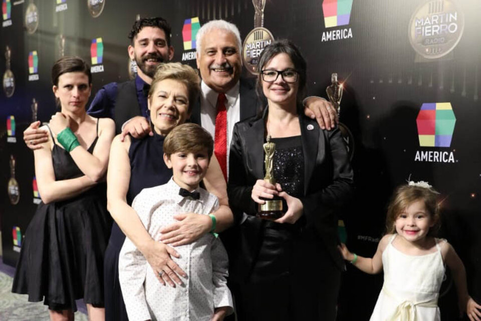 Gisela Marziotta y el equipo de Las últimas noticias, obtuvieron el premio en el rubro Programa Periodístico Vespertino Diario AM.  (Fuente: Joaquín Salguero)