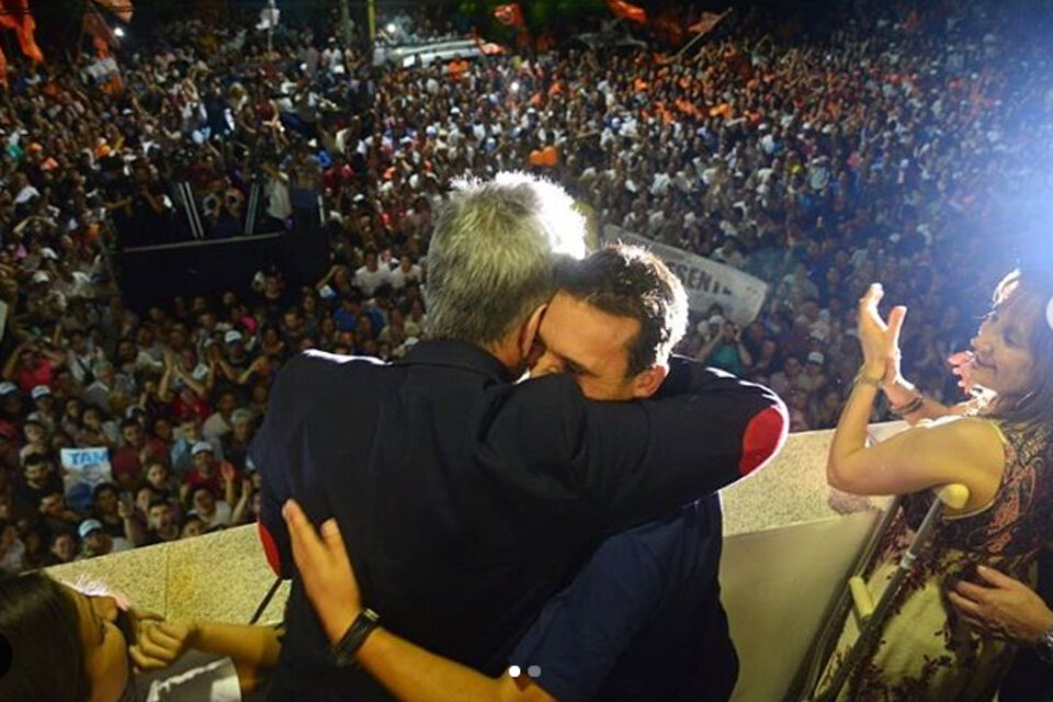 El abrazo entre el gobernador Rodríguez Saá y el intendente electo. (Fuente: UJ San Luis)